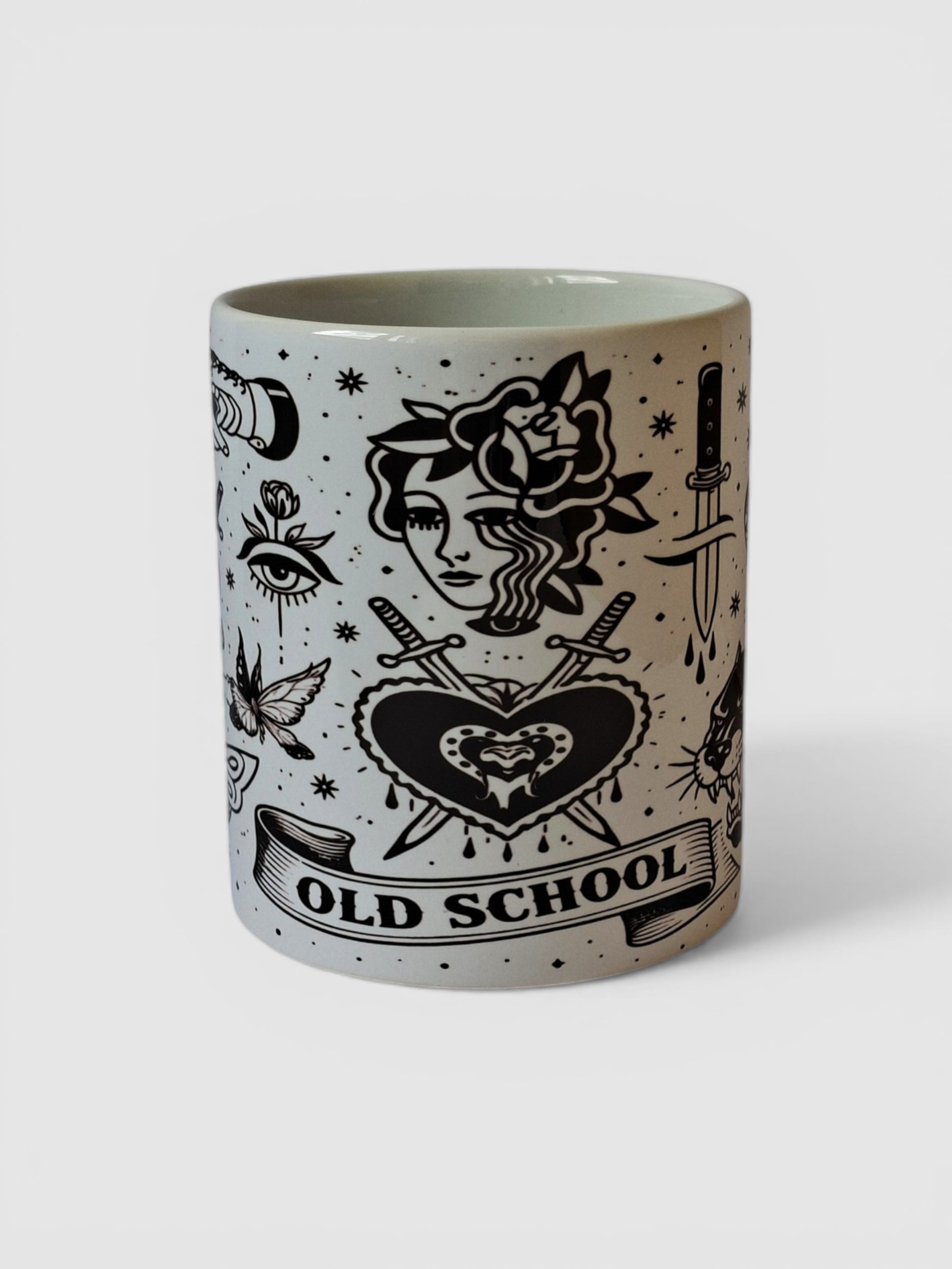 Taza estilo tatuaje tradicional con ilustraciones clásicas y lettering Old School.