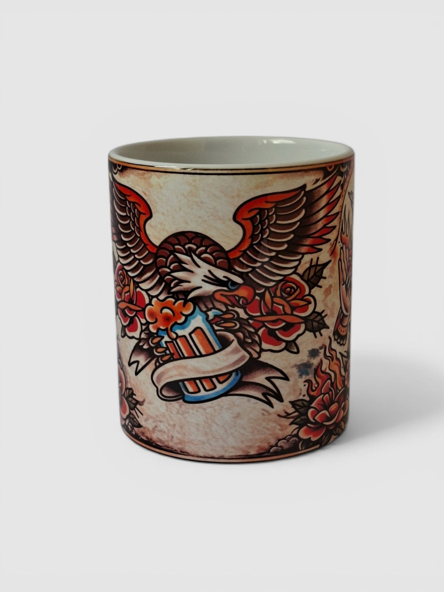 taza estilo tattoo clásico americano con diseño águila, ángel y dagas.