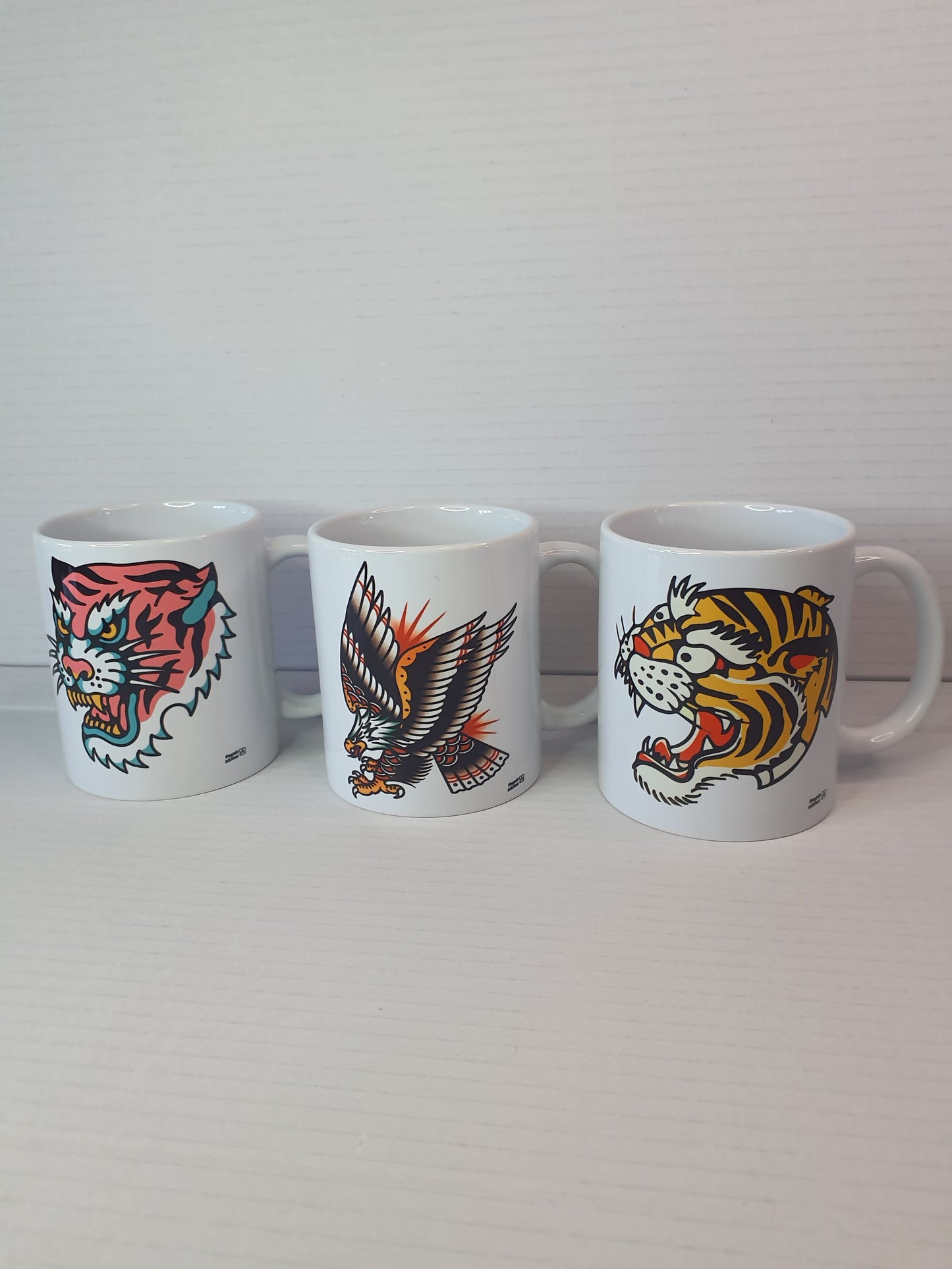 Vista frontal del pack de 3 tazas estilo old school con diseños tradicionales

