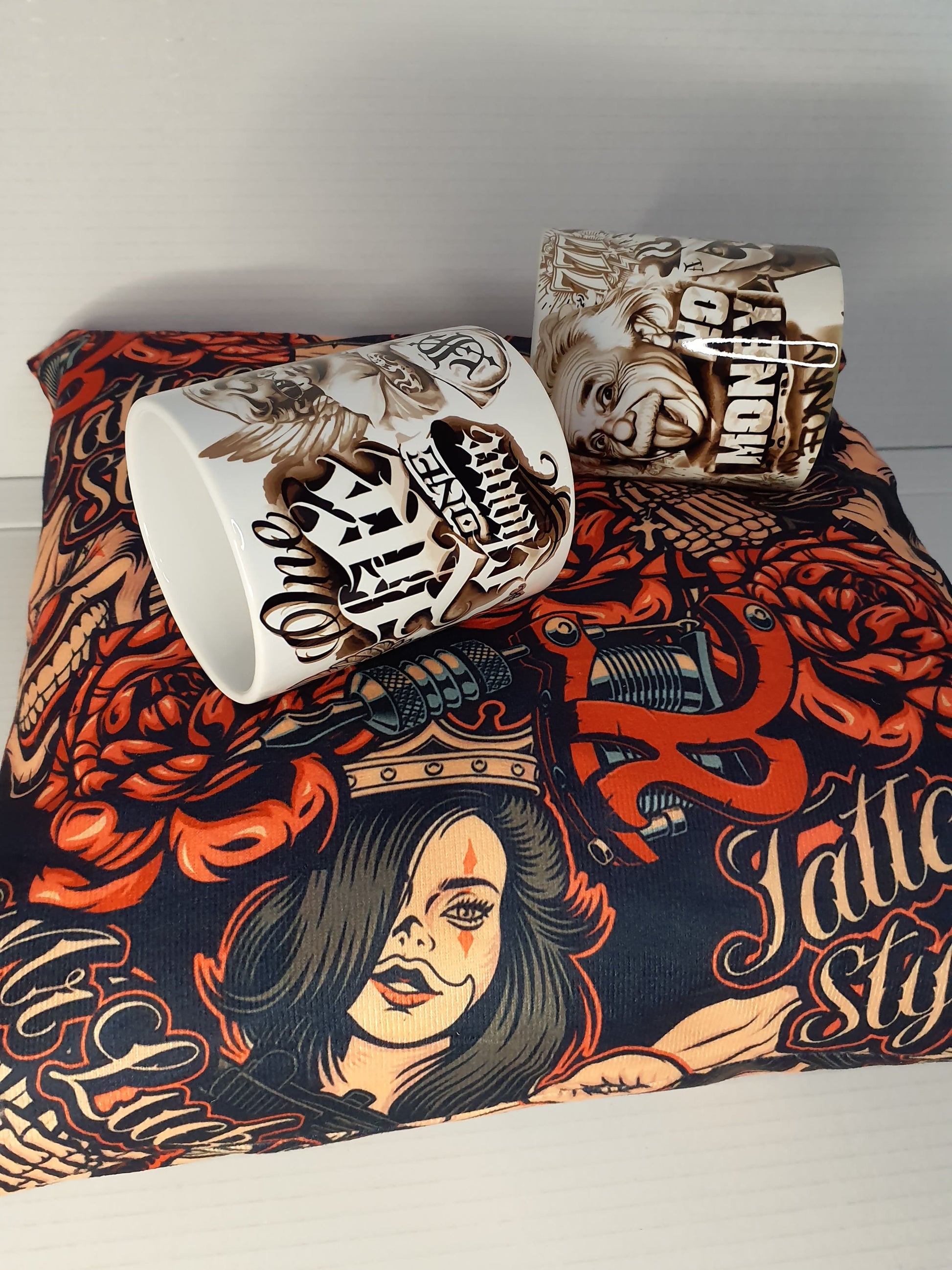 Pack Tattoo – Cojín Chicano style + 2 Tazas Tattoo One Life One Chance