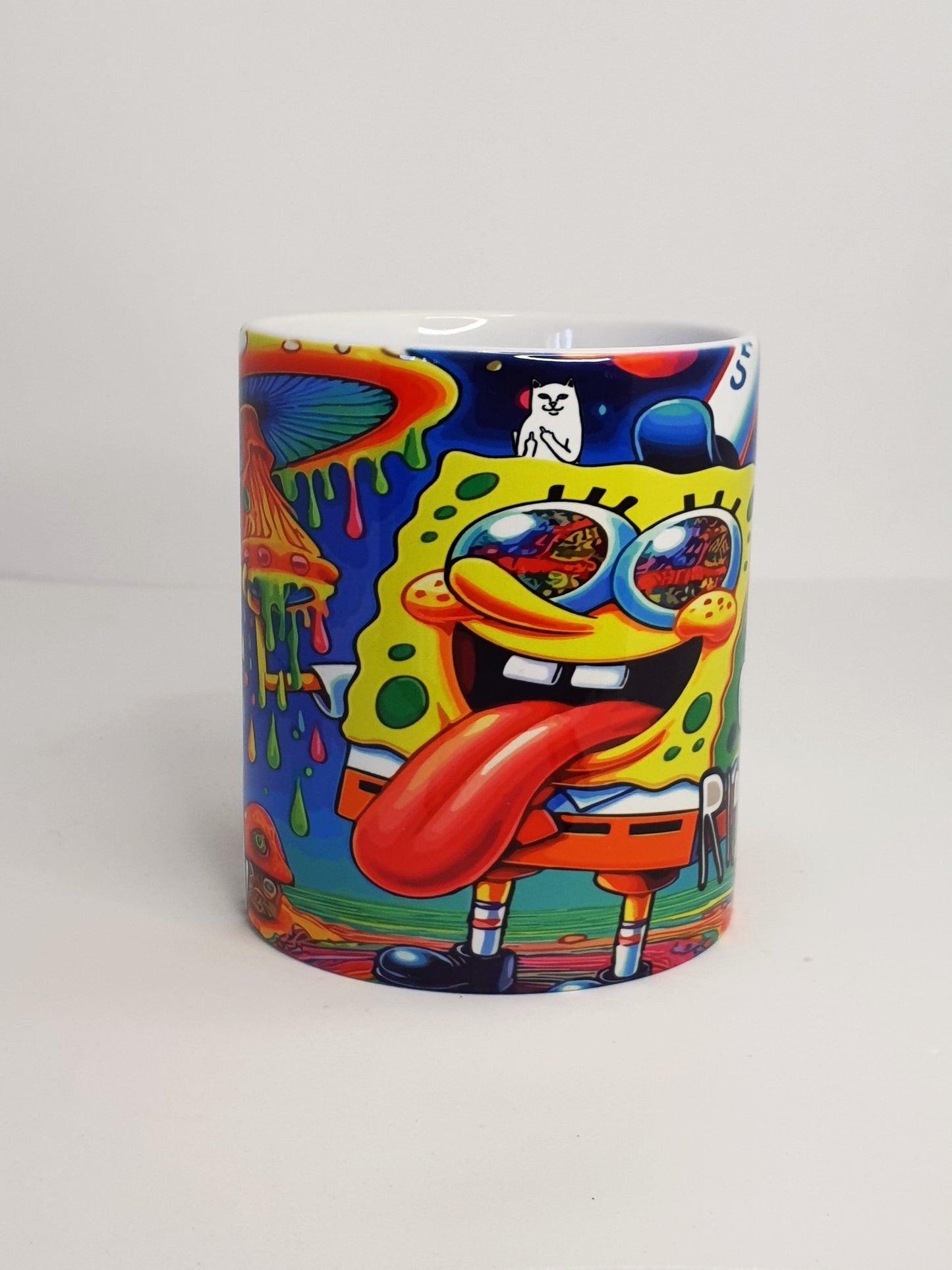 taza de cerámica con ilustración galáctica y diseño colorido, imagen de gato blanco y esponja amarilla - Nómada Sublime